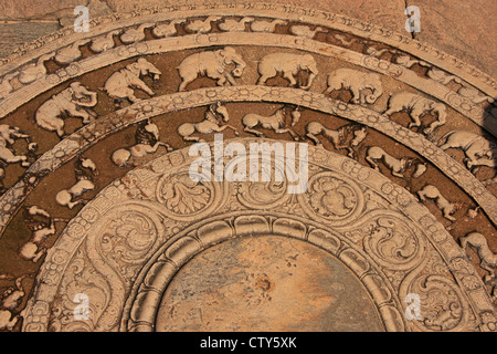 Incisione su un piano di un antico tempio, Polonnaruwa, Sri Lanka Foto Stock