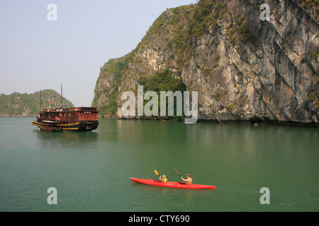 I turisti kayak sulla baia di Halong, Vietnam Foto Stock