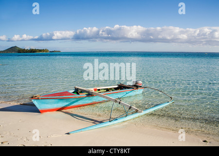 Blu e rosso outrigger Canoe sulla spiaggia a Bora Bora, Polinesia francese, nell'Oceano Pacifico del sud Foto Stock