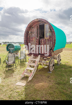 Tradizionale Romany gypsy caravan, una mostra sul display a vapore la stravaganza, South Cerney Airfield, Cirencester, England, Regno Unito Foto Stock