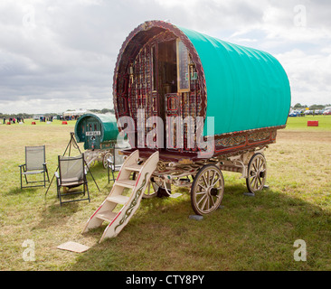 Tradizionale Romany gypsy caravan, una mostra sul display a vapore la stravaganza, South Cerney Airfield, Cirencester, England, Regno Unito Foto Stock