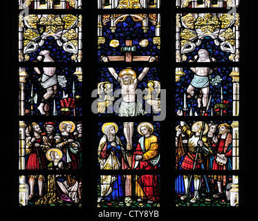 Aalst, Belgio. Sint Martinuskerk / St Martin's chiesa (1480-1638) le vetrate colorate. La Crocifissione Foto Stock