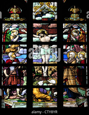Aalst, Belgio. Sint Martinuskerk / St Martin's chiesa (1480-1638) le vetrate colorate. La Crocifissione Foto Stock