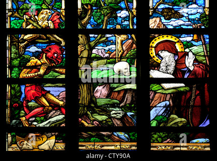 Aalst, Belgio. Sint Martinuskerk / St Martin's chiesa (1480-1638) le vetrate colorate. La tentazione di San Antonio Foto Stock
