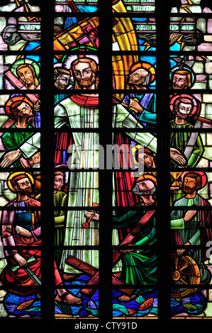 Aalst, Belgio. Sint Martinuskerk / St Martin's chiesa (1480-1638) le vetrate colorate. Gesù e i suoi discepoli. Foto Stock