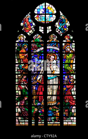 Aalst, Belgio. Sint Martinuskerk / St Martin's chiesa (1480-1638) le vetrate colorate. Gesù con bambini e un agnello Foto Stock