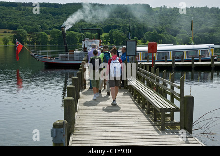 Passeggeri persone visitatori turisti a bordo della barca a vapore Gondola Sul lago Coniston in estate Cumbria Inghilterra Regno Unito Gran Bretagna Foto Stock