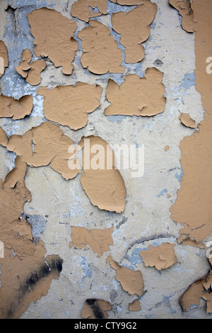 Vernice che si stacca dal muro della costruzione Foto Stock