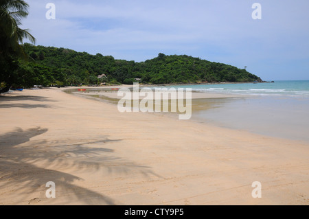 Ampia pulita esotica spiaggia di sabbia dorata, azzurro mare, cielo blu, Koh Sumet, Thailandia. Foto Stock