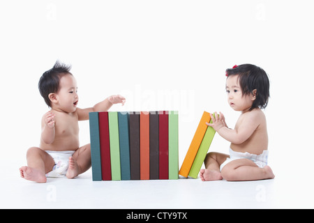 I bambini seduti intorno i libri Foto Stock