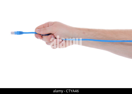 Una mano che tiene il cavo di rete plug isolato su uno sfondo bianco Foto Stock