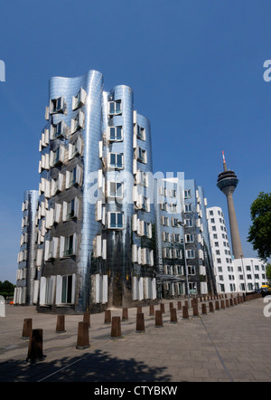 Neuer Zollhof edifici progettati da Frank Gehry in Medianhafen a Dusseldorf Germania Foto Stock