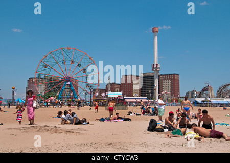 Deno il Wonder Wheel parco dei divertimenti di Coney Island Luna Beach Boardwalk Brooklyn New York Foto Stock