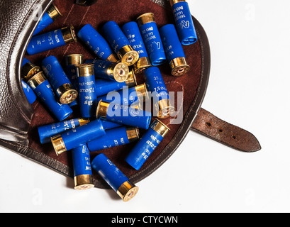 Dodici alesaggio, o dodici manometro, cartucce di fucile sparato in cuoio borsa cartuccia Foto Stock