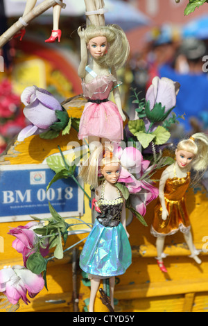 Bambole Barbie decorare il retro di un risciò bicicletta in Malacca. Foto Stock