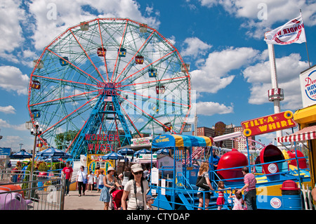 Deno il Wonder Wheel parco dei divertimenti di Coney Island Luna Beach Boardwalk Brooklyn New York Foto Stock