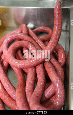 Rendendo la salsiccia Merguez una salsiccia piccante da Algeria e Nord Africa. Foto Stock