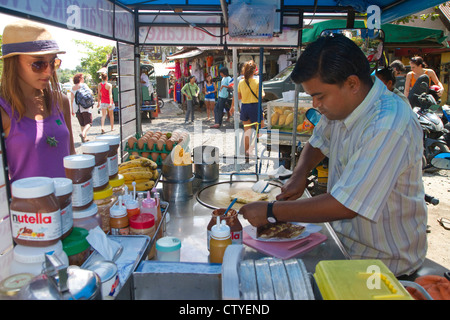 Cucina di strada rivenditori di frittelle aromatizzato a Chaweng beach village sull isola di Ko Samui, Thailandia. Foto Stock