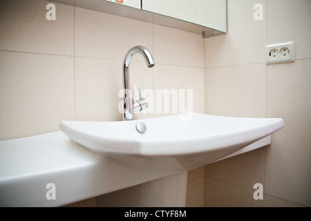 Bagno moderno lavabo in ceramica bianca Foto Stock