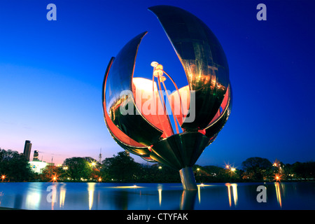 "Floralis Genérica' scultura, dall'arch. Eduardo Catalano. Posto a Nazioni Unite Square, il quartiere di Recoleta, Buenos Aires Foto Stock