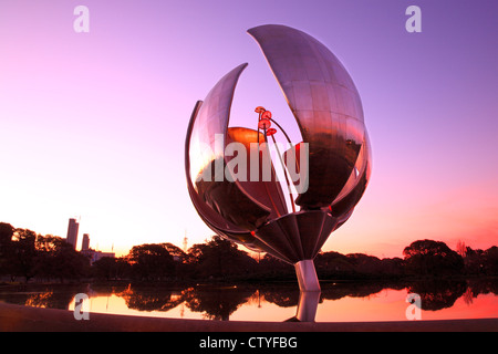 "Floralis Genérica' scultura, dall'arch. Eduardo Catalano. Posto a Nazioni Unite Square, il quartiere di Recoleta, Buenos Aires Foto Stock