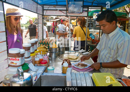 Cucina di strada rivenditori di frittelle aromatizzato a Chaweng beach village sull isola di Ko Samui, Thailandia. Foto Stock