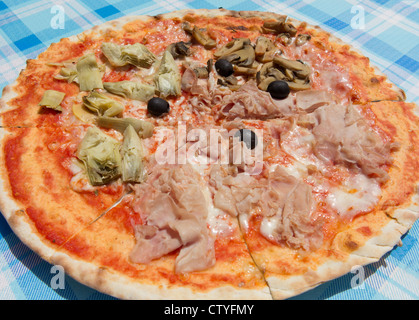 Un classico ristorante quattro stagioni pizza servita al di fuori in un ristorante pizzeria in Italia Foto Stock