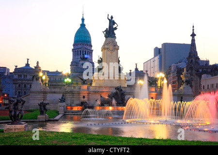 "Due Congress square" park Fountaine, e sculture. Congreso quartiere, Buenos Aires, Argentina Foto Stock