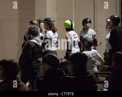 Romsey Town Rollerbillies roller derby ragazze a una sessione di formazione Foto Stock