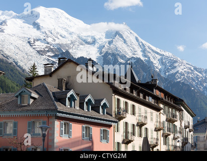 La stazione sciistica di città di Chamonix in Francia è dominata dalle Alpi e in particolare il Mont Blanc Foto Stock