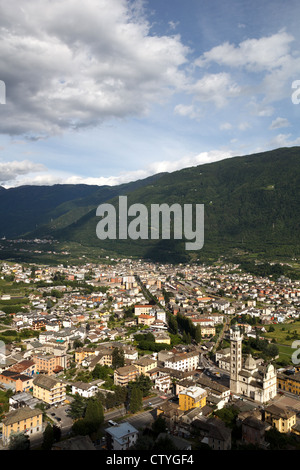 Italia Città Tirano è l'ultima fermata della Swiss Mountain Treno Bernina Express Foto Stock