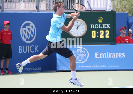 Giovane giocatore di tennis Racchetta jump torneo di oscillazione Foto Stock