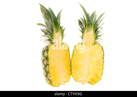Ananas fresco tagliato a metà - studio shot con uno sfondo bianco Foto Stock