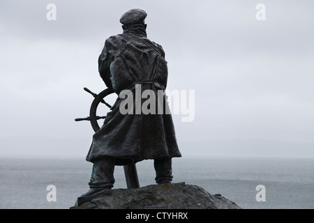 Statua del timoniere Richard 'Dic' Evans, RNLI Seawatch Centro, Moelfre, Anglesey, Galles Foto Stock