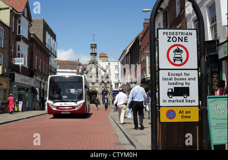 Cartello stradale, South Street, Chichester town center, limitando l'accesso agli autobus solo. Chichester Croce di mercato in background. Foto Stock