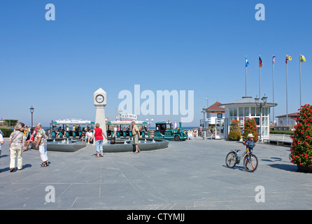 Piazza di fronte al molo, Binz, Ruegen isola, Mar Baltico, Meclemburgo-Pomerania Occidentale, Germania Foto Stock