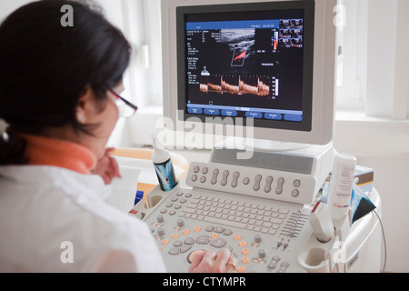Cardiologo femmina sul lavoro Foto Stock