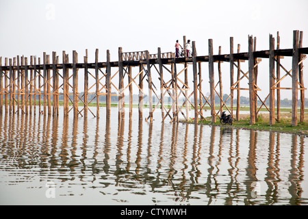 U Bein Bridge - il più lungo ponte in teak (footbridge) nel mondo in Amarapura, Mandalay City, Myanmar (Birmania). Foto Stock