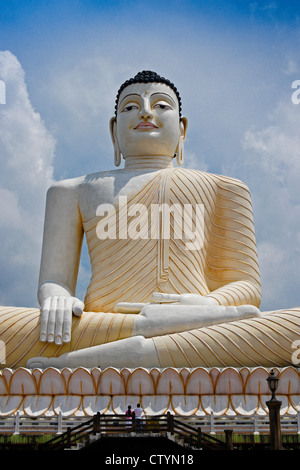 Grande Buddha seduto a Kande Vihara tempio buddista, Aluthgama, Sri Lanka Foto Stock