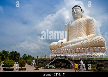 Grande Buddha seduto a Kande Vihara tempio buddista, Aluthgama, Sri Lanka Foto Stock