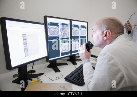 Il radiologo esamina MRI scan sul monitor Foto Stock