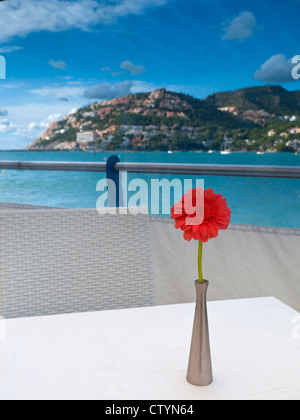 Vacanza Alfresco ristorante tavolo con vista sul mare a Puerto Andratx Maiorca Isole Baleari Spagna Foto Stock