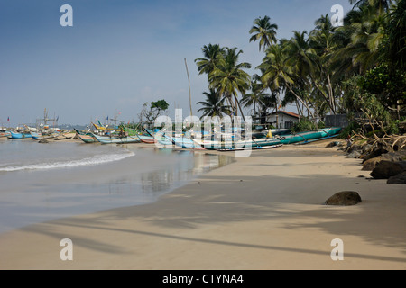 Outrigger barche da pesca (oru o canoe) sulla spiaggia, Kumarakanda, Sri Lanka Foto Stock