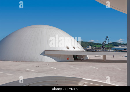 La Niemeyer Centro Culturale Internazionale, progettato dall architetto brasiliano Óscar Niemeyer nella città di Avilés, Principato delle Asturie, Spagna Foto Stock