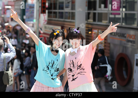 Ponendo le ragazze a Tokyo in Giappone Foto Stock