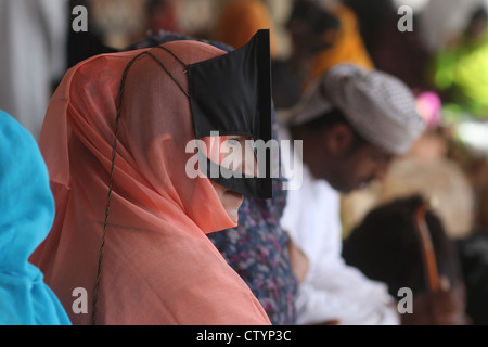 La donna musulmana che indossa la maschera e niqaab Foto Stock