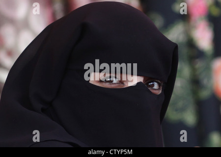 Donna musulmana, con la faccia nascosta dietro il velo Foto Stock