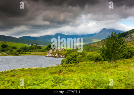 Vista del lago, Llynnau Mymbyr, da Cape Curig verso Mount Snowdon, Dyffryn Mymbyr, Snowdonia National Park, il Galles Foto Stock