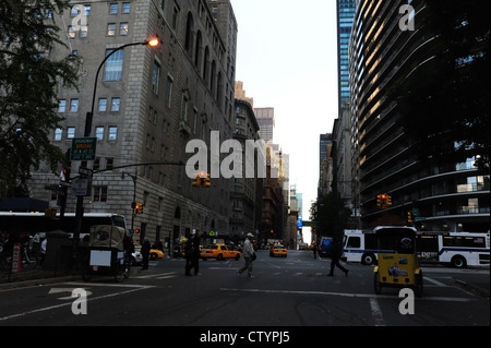 Pomeriggio Vista pedicabs, persone, veicoli, Central Park West Drive a West 59th Street, verso la settima avenue urban vicolo, New York Foto Stock