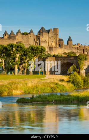 Aude e Ponte Vecchio (XIV sec.) che conduce alla città medievale di Carcassonne, Languedoc-Roussillon, Francia Foto Stock